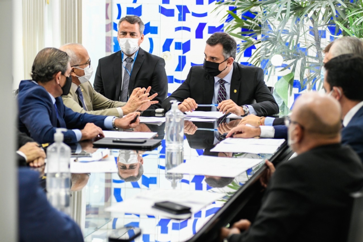 Em reunião com presidente do Senado, prefeito volta a defender auxílio para o transporte público (Foto: Divulgação/ FNP)