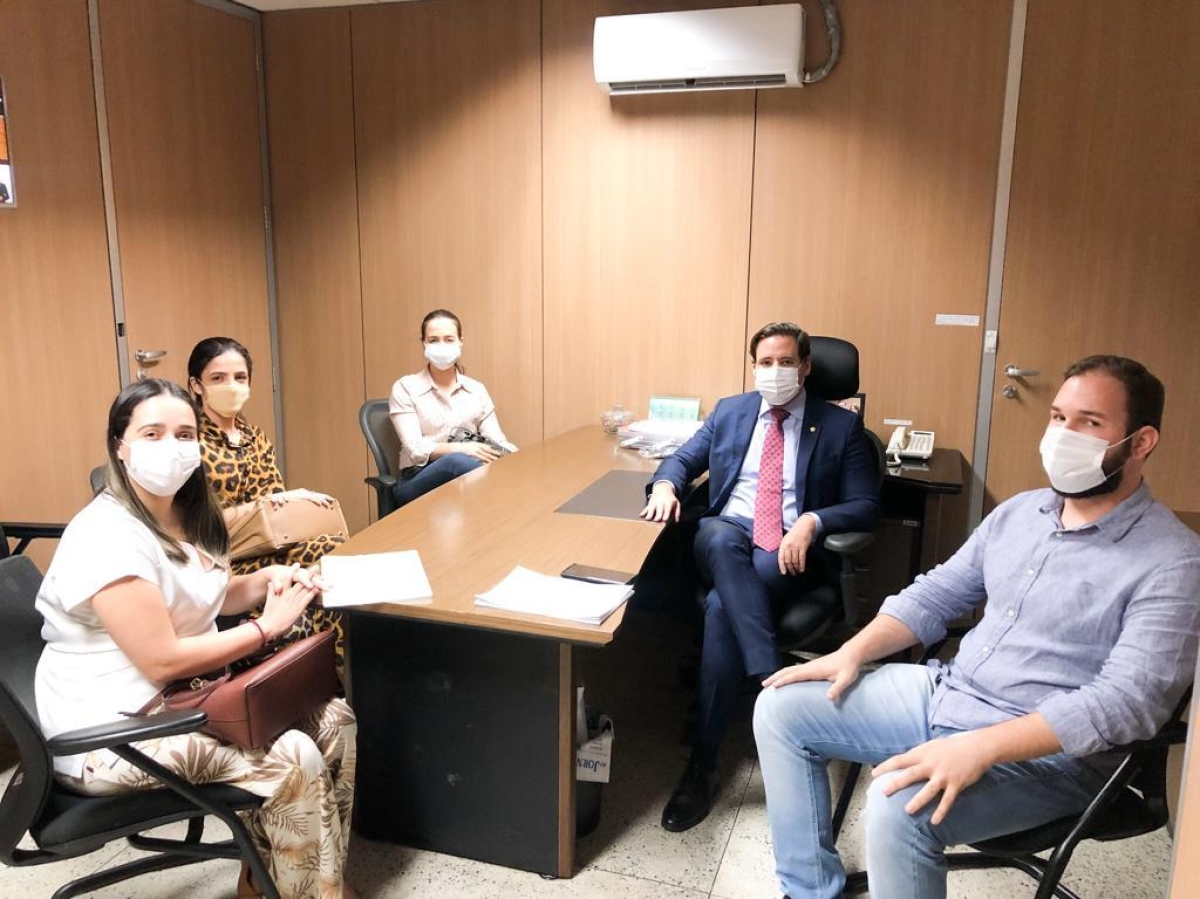 Rodrigo Valadares recebe reivindicações da Comissão dos aprovados no concurso do HUL (Foto: Assessoria Rodrigo Valadares)
