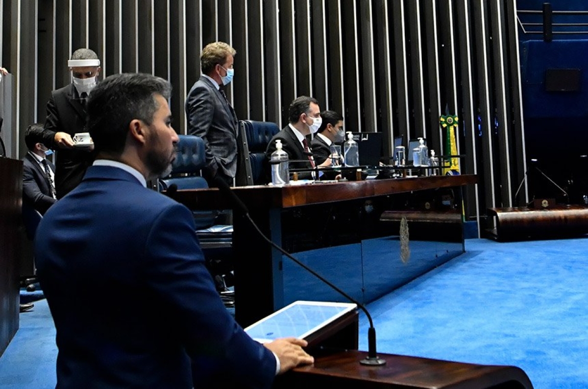 �? tribuna, o senador Marcos Rogério (DEM-RO) apresenta seu relatório favorável à proposta do senador Jayme Campos (DEM-MT); texto segue para a Câmara dos Deputados (Foto: Waldemir Barreto/ Agência Senado)