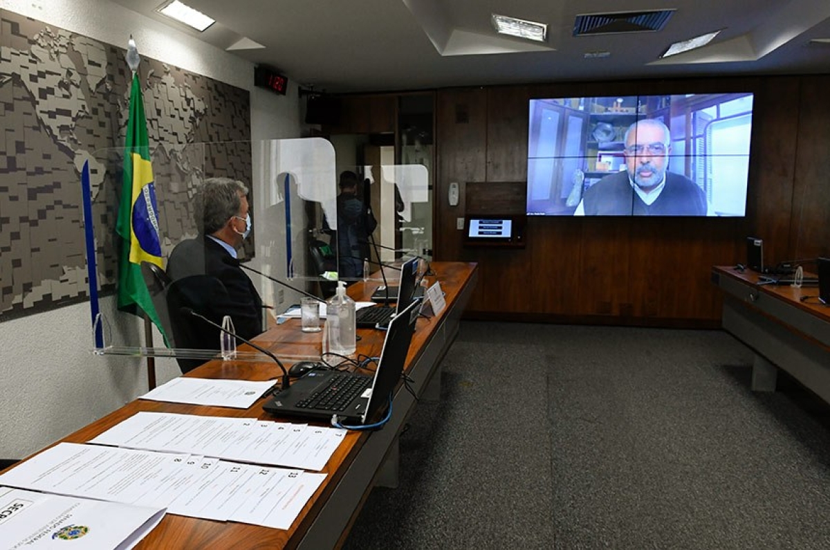 O presidente da comissão, Sérgio Petecão, ouve o relator, Paulo Paim (Foto: Roque de Sá/ Agência Senado)