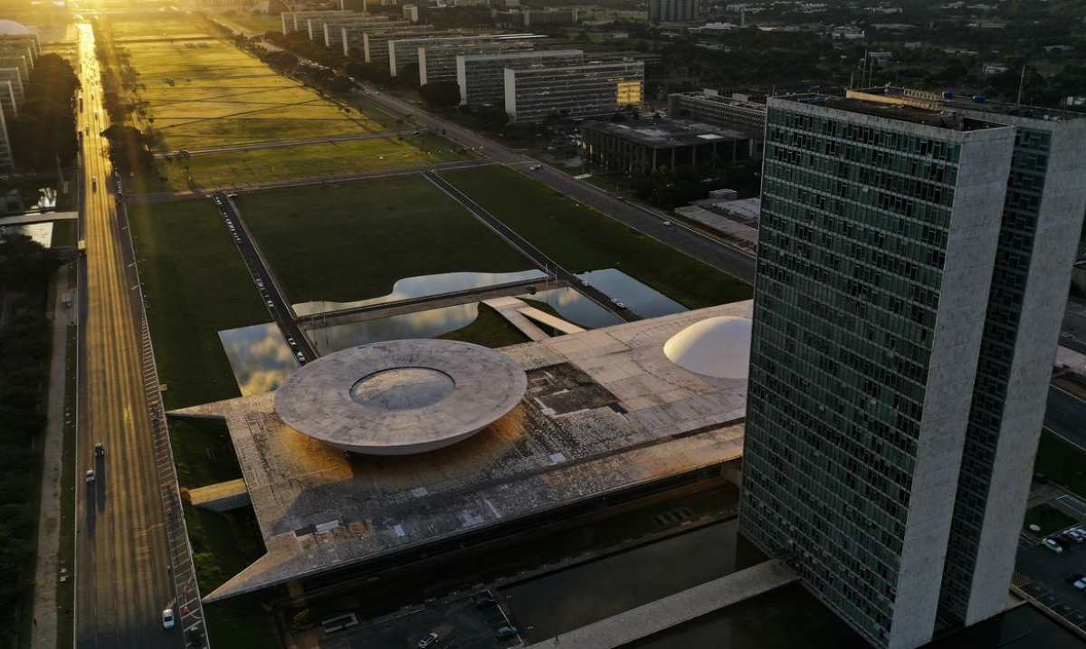 Relator lê parecer sobre reforma administrativa em comissão especial (Foto: Marcello Casal Jr./ Agência Brasil)