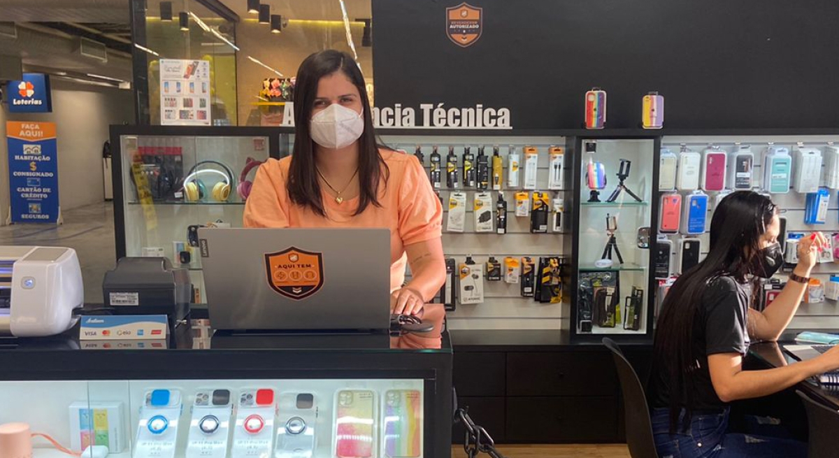 Em novembro de 2020, Juliana de Santana inaugurou quiosque de assistência técnica e venda de acessórios para celular (Foto: Divulgação)