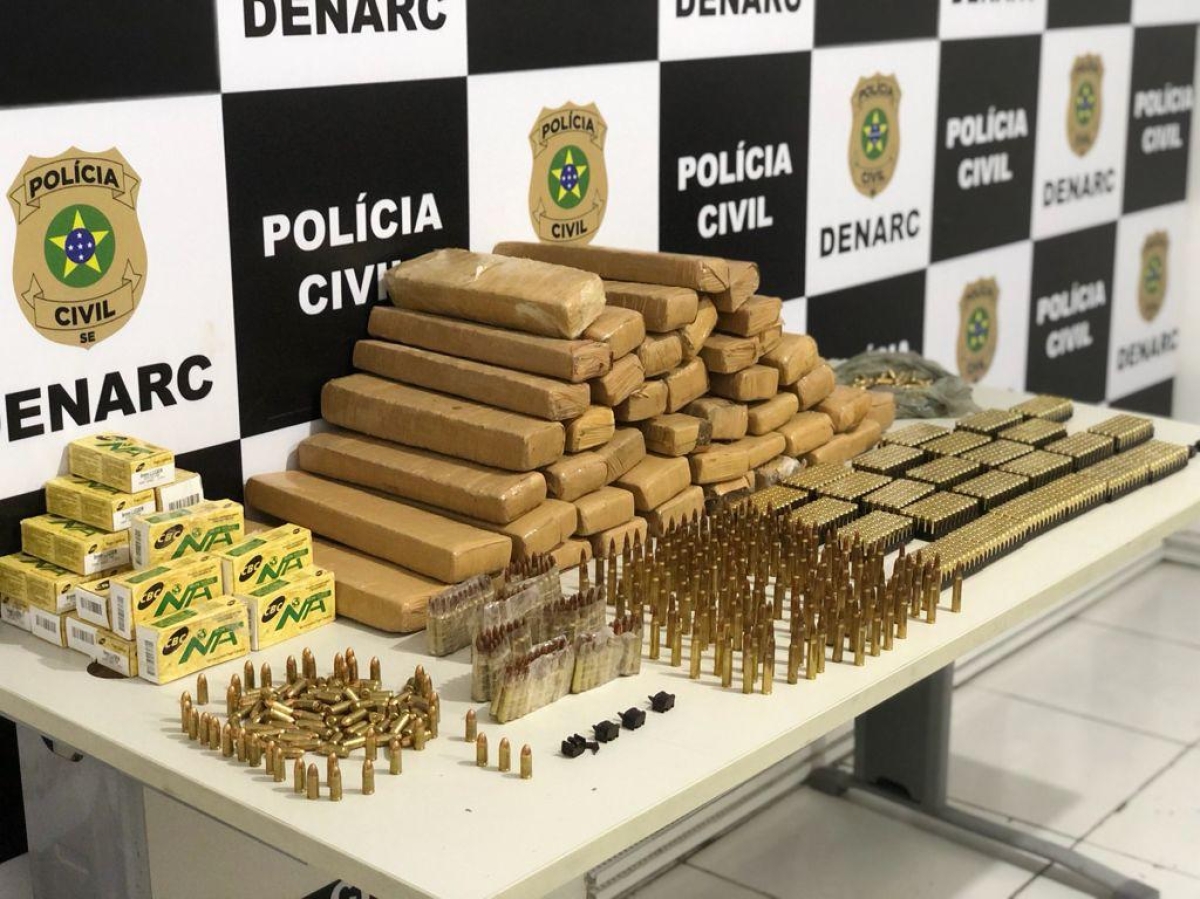 Mulher é presa em flagrante pelo Denarc com centenas de munições, fuzil e drogas (Foto: SSP/SE)