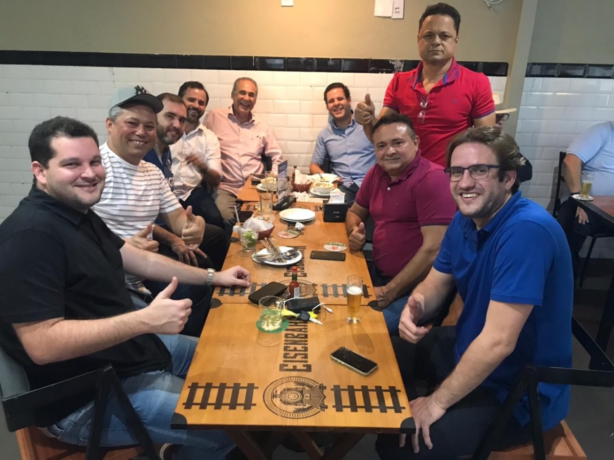 Em almoço com políticos influentes, vereador Neto Batalha defende o nome de Laércio Oliveira para governador (Foto: Assessoria Neto Batalha)