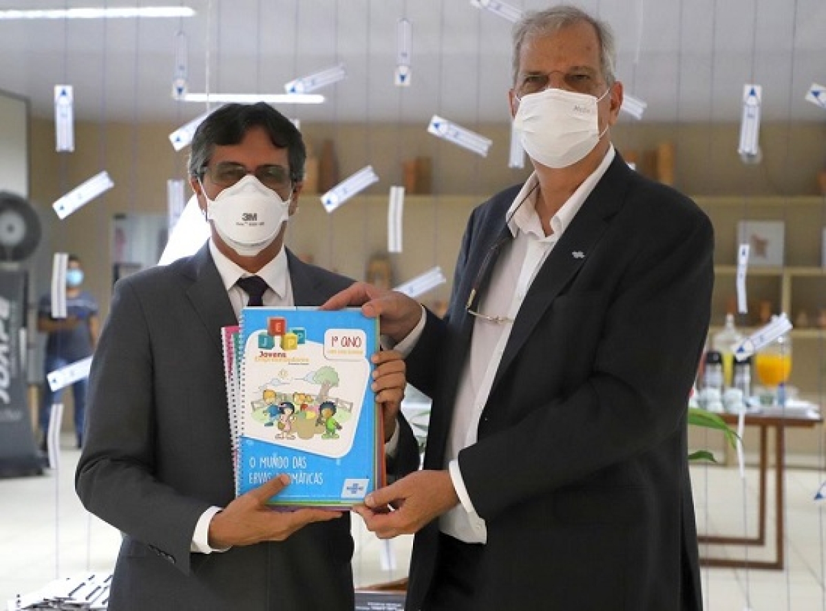 Sebrae e Seduc buscam disseminar empreendedorismo junto a alunos do 1º ao 9º ano do ensino fundamental. Na foto, Josué Modesto dos Passos Sobrinho, secretário de Educação e Paulo do Eirado, superintendente do Sebrae (Foto: Assessoria)