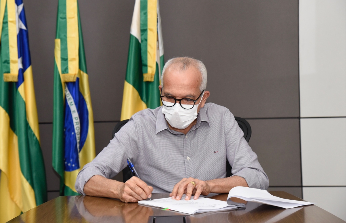 Prefeito sanciona leis que atualizam tributação e tornam regras de contratação com OS mais rigorosas (Foto: Ana Lícia Menezes/ PMA)