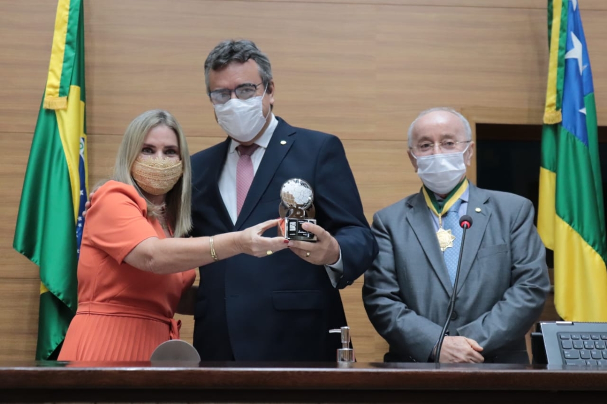 Luciano Pimentel recebe troféu Unale 25 anos e destaca importância da entidade para o Poder Legislativo (Foto: Jadilson Simões/ Alese)
