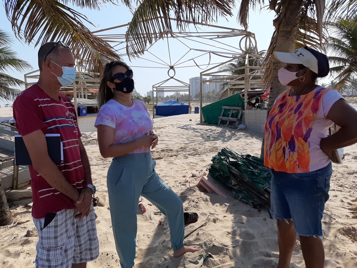 Situação dos barraqueiros da Orla de Atalaia é inadmissível, lamenta Kitty Lima (Foto: Assessoria Kitty Lima)