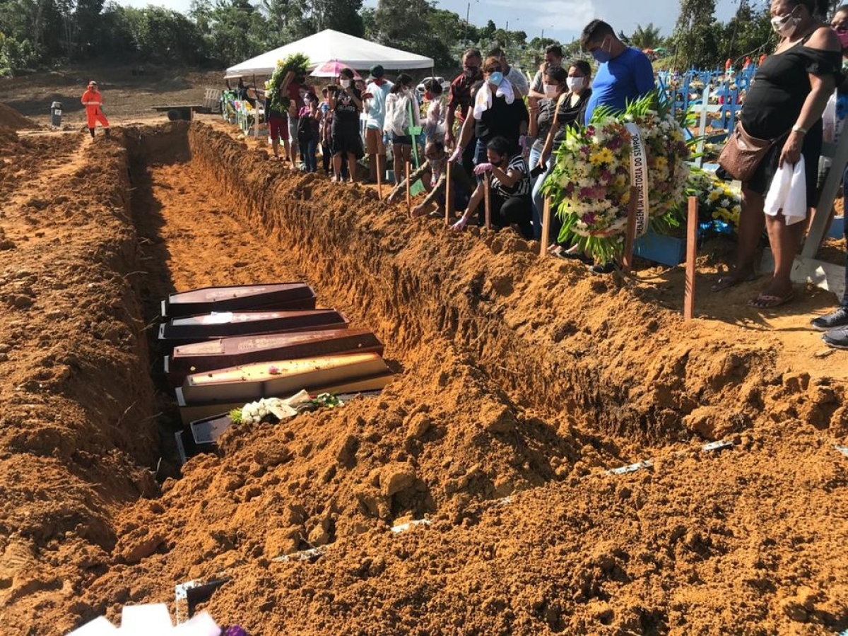 Corpos de vítimas de Covid-19 são enterrados em valas comuns, em Manaus (Foto: Chico Batata/ Divulgação)
