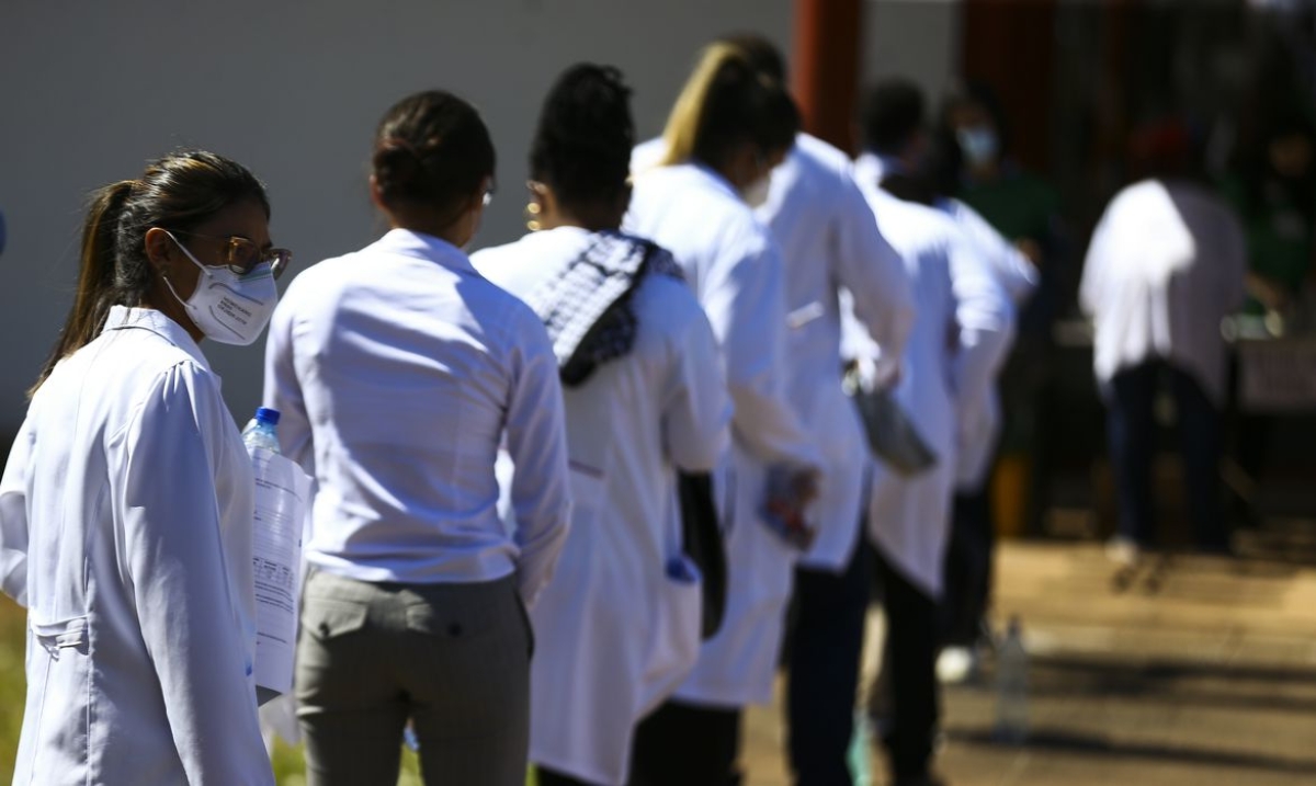 Médicos chegam ao local de prova para a segunda etapa do Exame Nacional de Revalidação de Diplomas Médicos Expedidos por Instituição de Educação Superior Estrangeira (Revalida) 2020, em Brasília (Foto de arquivo: Marcelo Camargo/ Agência Brasil)