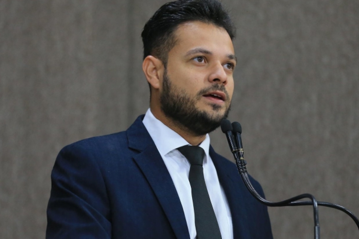 Anderson de Tuca explica a situação da Av. Ivo do Prado (Foto: Assessoria Anderson de Tuca)
