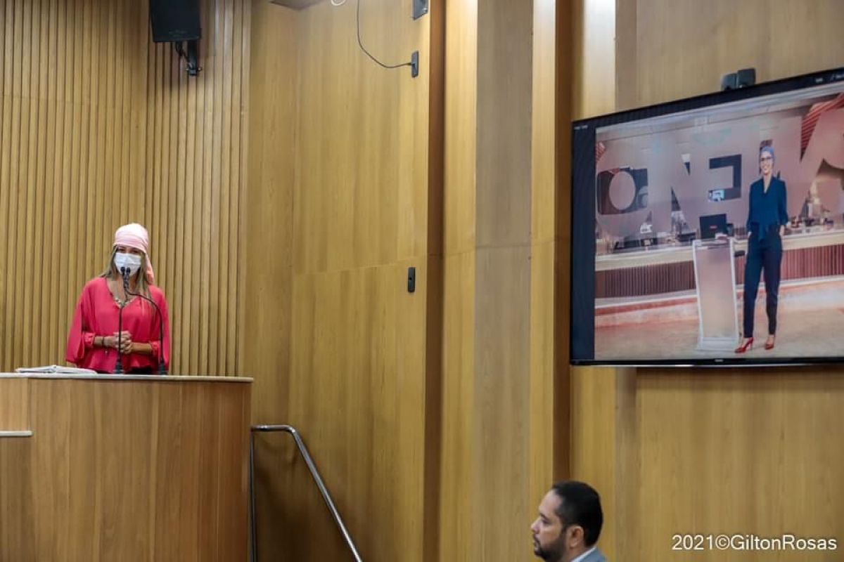 Sheyla Galba faz homenagem à jornalista Lilian Ribeiro que revelou na TV estar enfrentando câncer de mama (Foto: Assessoria Sheyla Galba)