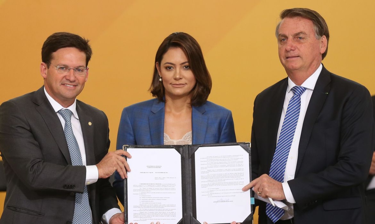 Ministro da Cidadania, João Roma, a primeira-dama, Michelle Bolsonaro, e o presidente da República, Jair Bolsonaro, participam da cerimônia de lançamento do Programa Brasil Fraterno �?? Comida no Prato (Foto: Antonio Cruz/ Agência Brasil)
