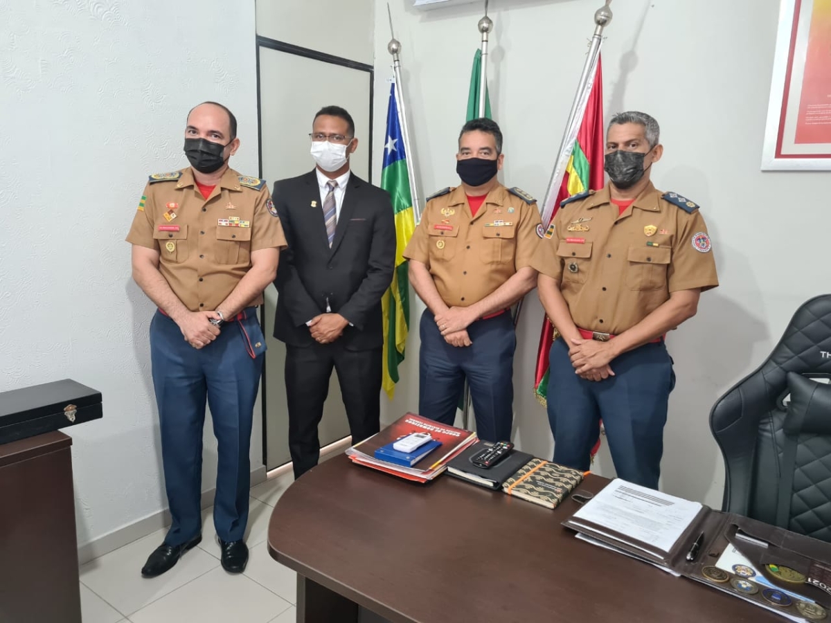Em visita ao Comando dos Bombeiros, Sargento Byron pede retorno do "Surf Salva" (Foto: CBM/SE)