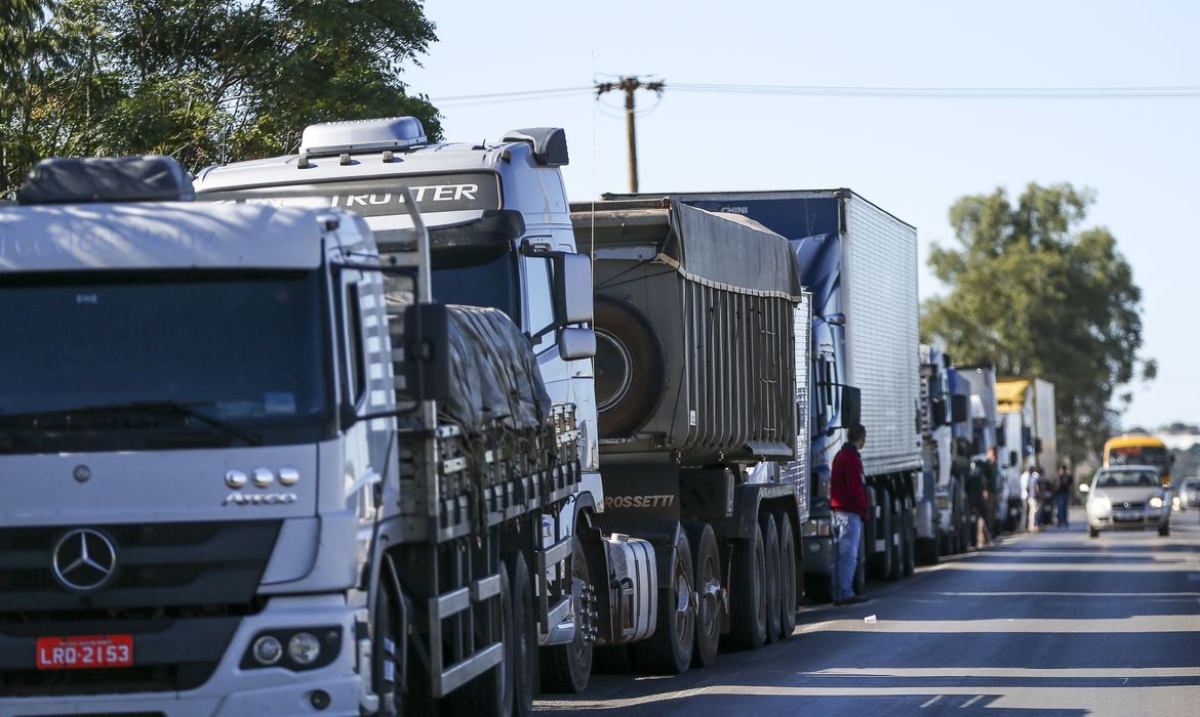 Paralisação de caminhões durante a greve nacional de caminhoneiros em 2017: 60% da carga transportada no país depende das estradas (Foto: Marcelo Camargo/Agência Brasil)