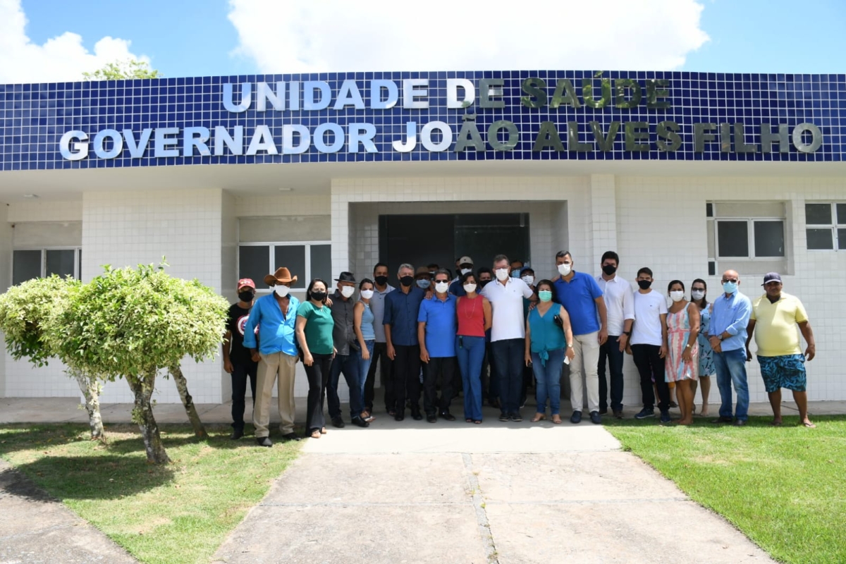 Em Tomar do Geru, Laércio Oliveira visita unidade de saúde construída com emenda de sua autoria (Foto: Site Laércio Oliveira)