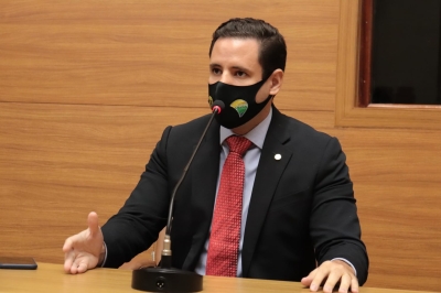 Rodrigo Valadares demonstra indignação a alagamento em Hospital recém inaugurado (Foto: Assessoria Rodrigo Valadares)