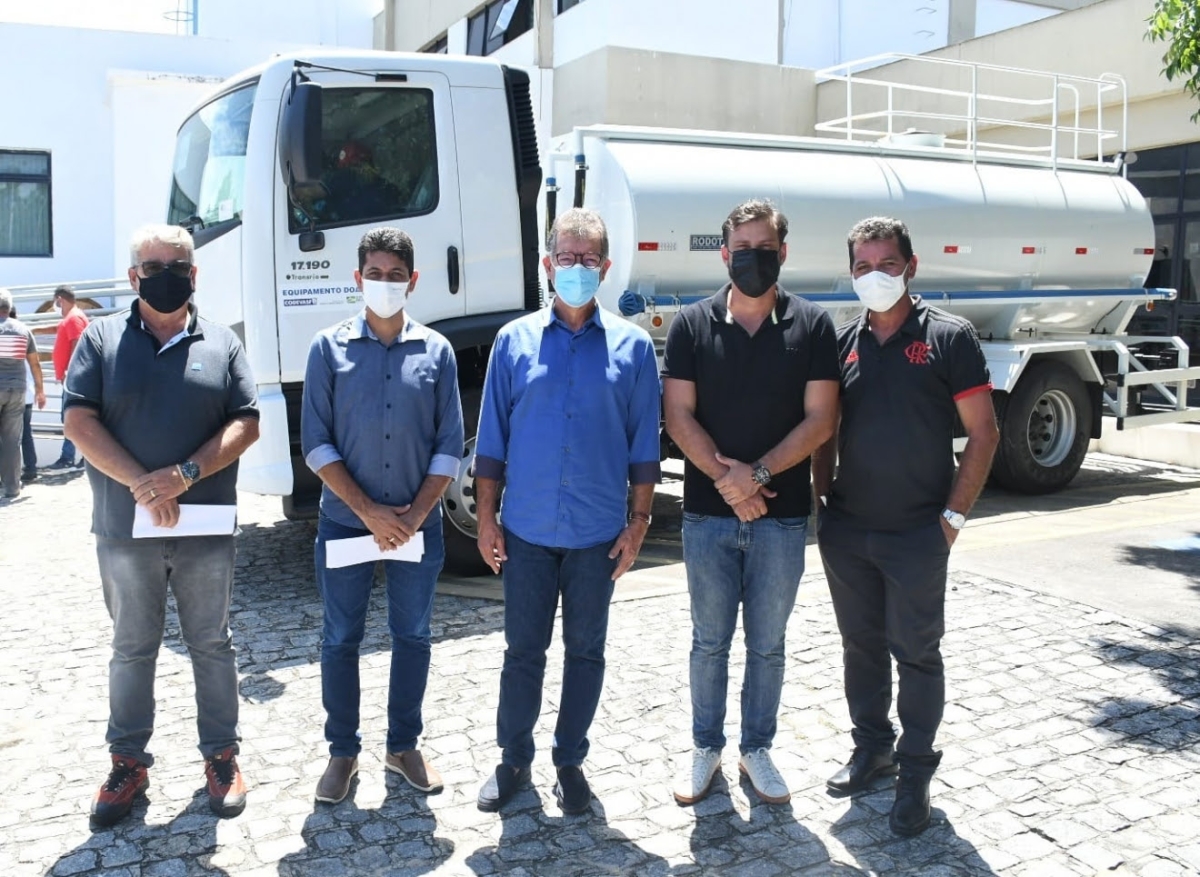 Laércio Oliveira entrega caminhões e tratores para municípios e associações rurais (Foto: Site Laércio Oliveira)