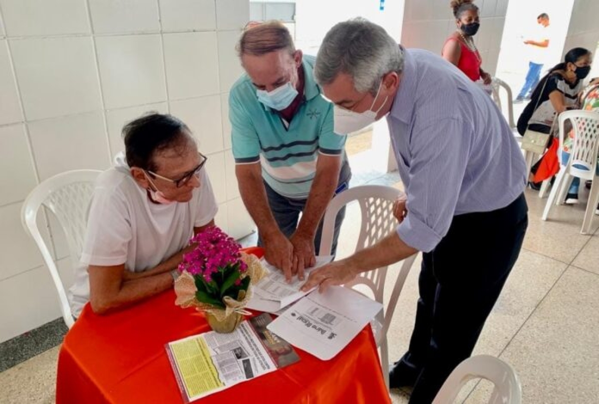 Professores aposentados apontam o peso dos descontos em seus proventos (Foto: Fabrício Menezes/ Site Iran Barbosa)