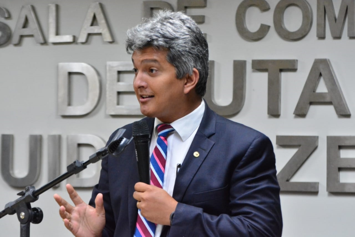 Dr. Samuel protocola PL que visa criar a Vara Especializada em Direito Animal (Foto: Jadilson Simões)