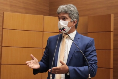 Dr. Samuel usa a Tribuna para denunciar a suspensão da coleta do lixo em Socorro (Foto: Jadilson Simões)