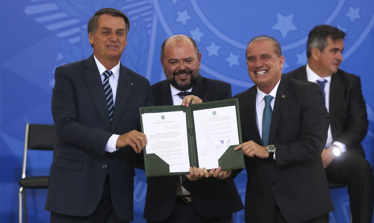 Os presidentes da República, Jair Bolsonaro, do INSS, José Carlos Oliveira e o ministro do Trabalho e Previdência, Onyx Lorenzoni, participam da cerimônia de modernização da prova de vida do INSS, no Palácio do Planalto (Foto: Antonio Cruz/ Agência Brasil)