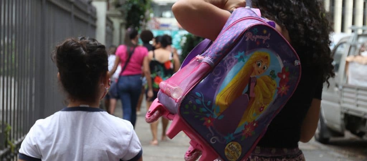 Crianças de uniforme: veja cuidados na hora de postar fotos dos pequenos (Foto: Olhar Digital)