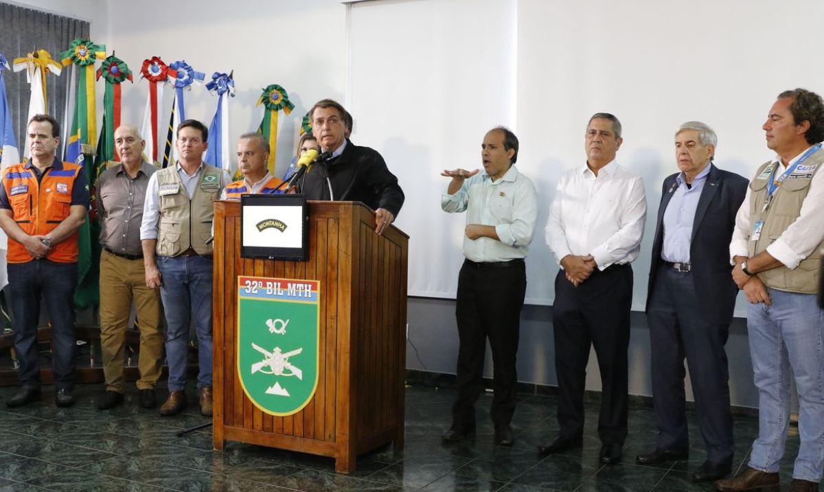 O presidente Jair Bolsonaro, concedeu uma entrevista coletiva acompanhado de ministros e autoridades estaduais e municipais, após sobrevoou as áreas afetadas pelos temporais em Petrópolis (Foto: Fernando Frazão/ Agência Brasil)