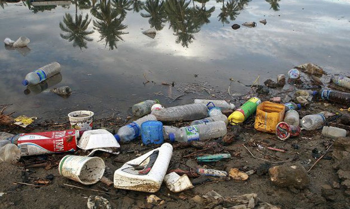 A poluição provocada pelos plásticos é uma tragédia ambiental global que contamina o solo e os mares (Foto: Martine Perret/ ONU Meio Ambiente)