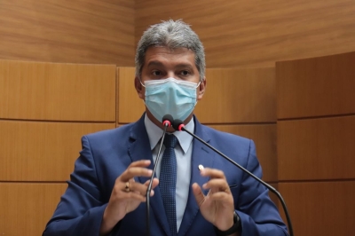 Dr. Samuel Carvalho protocola PL que tem como objetivo evitar acidentes em piscinas (Foto: Jadilson Simões)