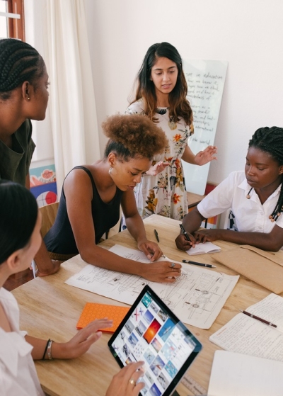Desenvolvimento de habilidades socioemocionais tem favorecido o aumento da presença de mulheres em cargos de liderança nas empresas (Foto ilustrativa: Retha Ferguson Studio/ Pexels)