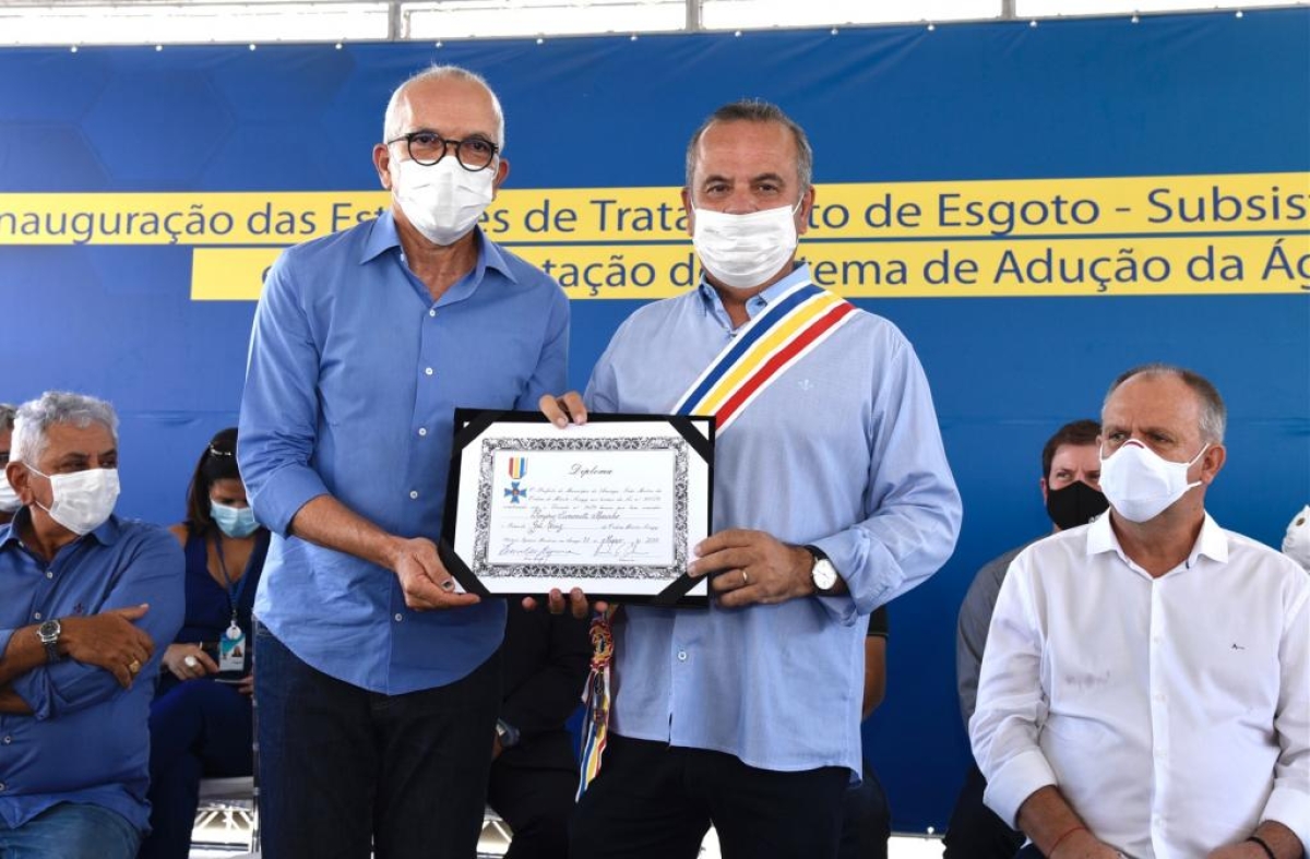 Edvaldo Nogueira concede medalha da Ordem do Mérito Serigy ao ministro Rogério Marinho (Foto: Ana Lícia Menezes/ PMA)