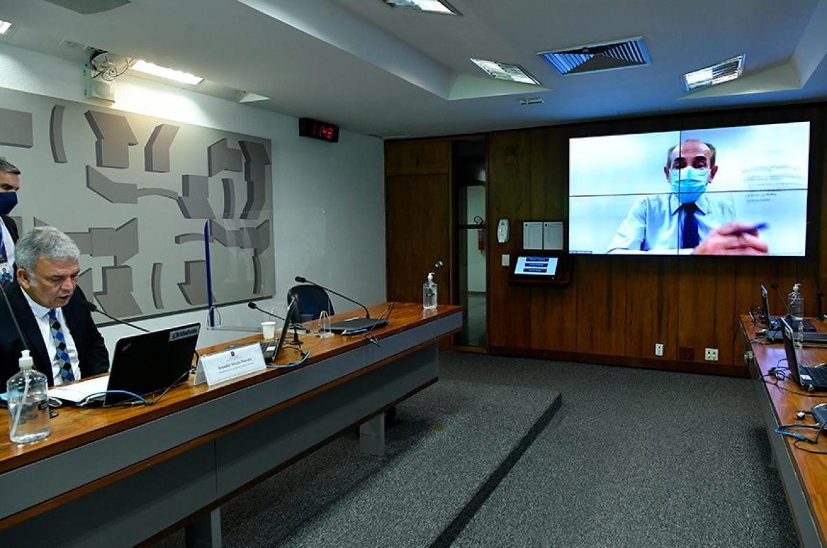 Para o relator, senador Marcelo Castro (telão), calendário de datas publicado anualmente pelo Ministério da Saúde deverá servir de base para as campanhas de conscientização (Foto: Geraldo Magela/ Agência Senado)