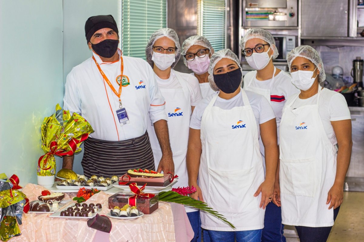 A primeira turma do curso de Bombons e Ovos de Páscoa este ano aconteceu na Carreta Senac e foi ministrada pelo instrutor dos cursos de Hotelaria em Aracaju, Célio Batista Fontes (Foto: Senac/SE)