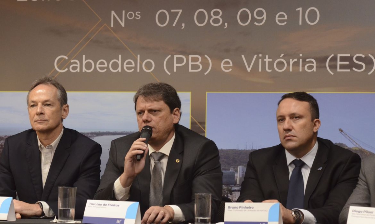 O ministro da Infraestrutura, Tarcísio Gomes de Freitas, participa do leilão de quatro áreas portuárias, Áreas AI-01, AE-10 e AE-11 do Porto de Cabedelo (PB) e Área VIX30 do Porto de Vitória (ES), na sede da B3, em São Paulo (Foto: Rovena Rosa/ Agência Brasil)