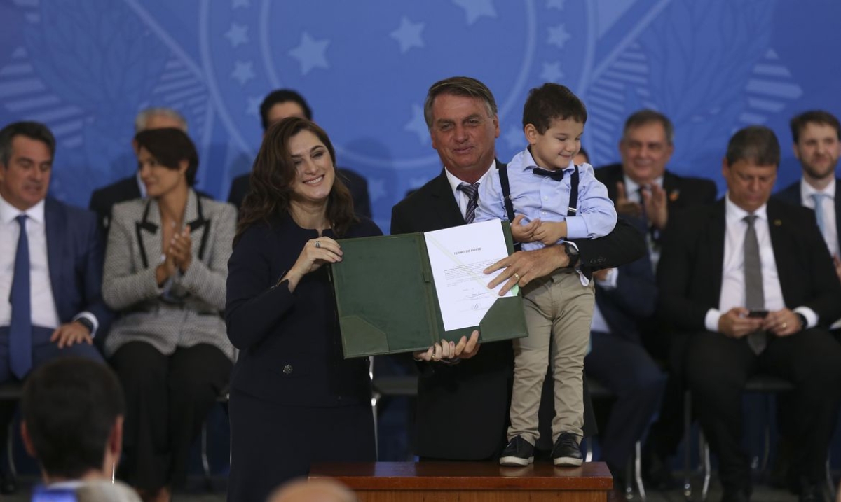 A nova ministra da Mulher, da Família e dos Direitos Humanos, Cristiane Rodrigues Britto e o presidente da República, Jair Bolsonaro, durante cerimônia  de posse no Palácio do Planalto (Foto: José Cruz/ Agência Brasil)