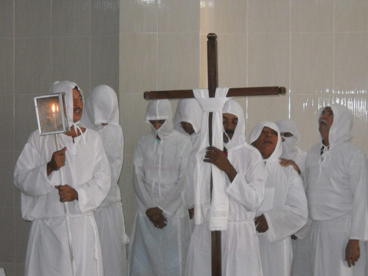 Os penitentes percorrem cemitérios, santas-cruzes, cruzeiros e capelas (Foto: Destaque Notícias)