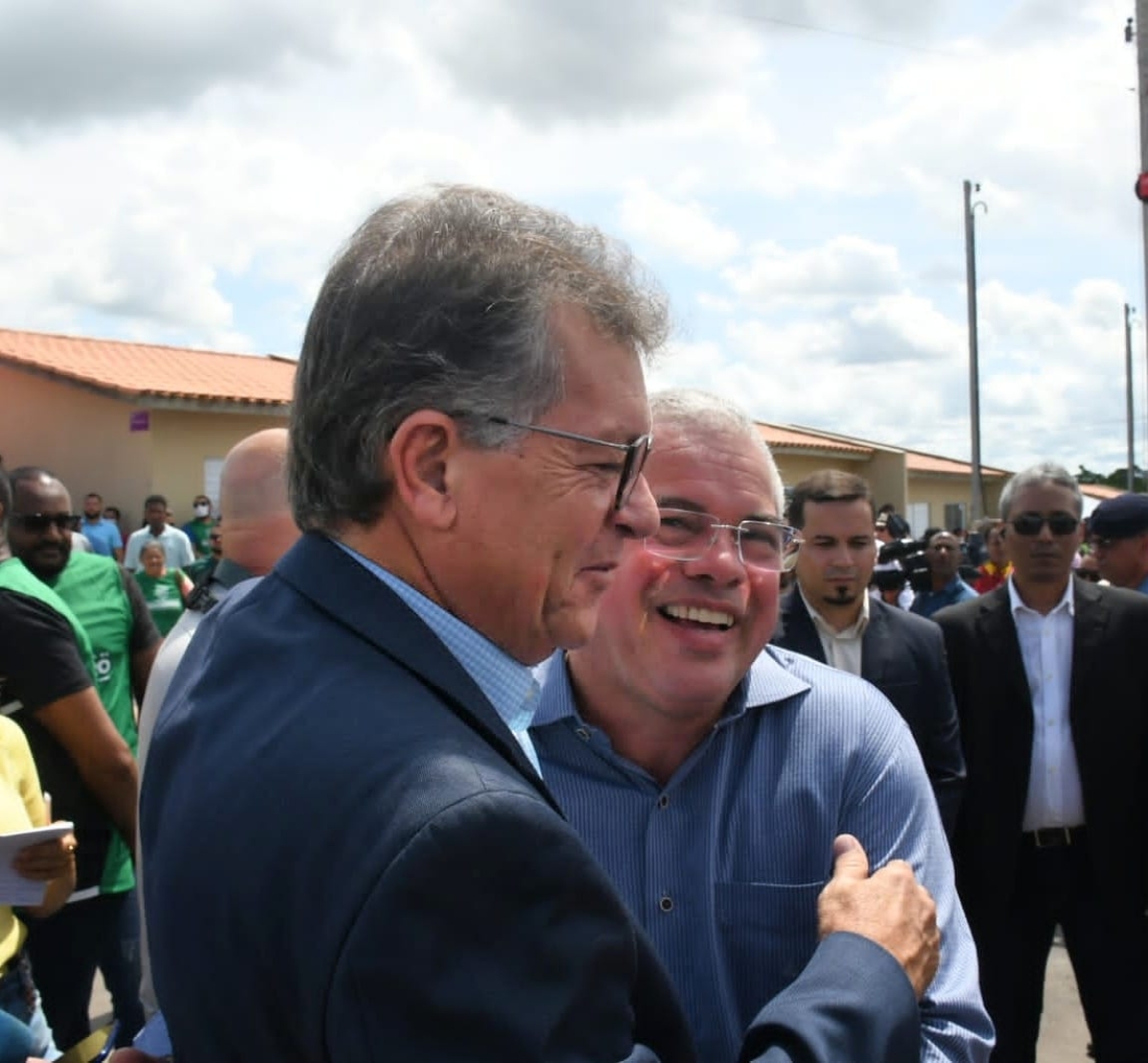 Durante entrega de moradias, Padre Inaldo destaca atuação de Laércio Oliveira em Nossa Senhora do Socorro (Foto: André Carvalho)