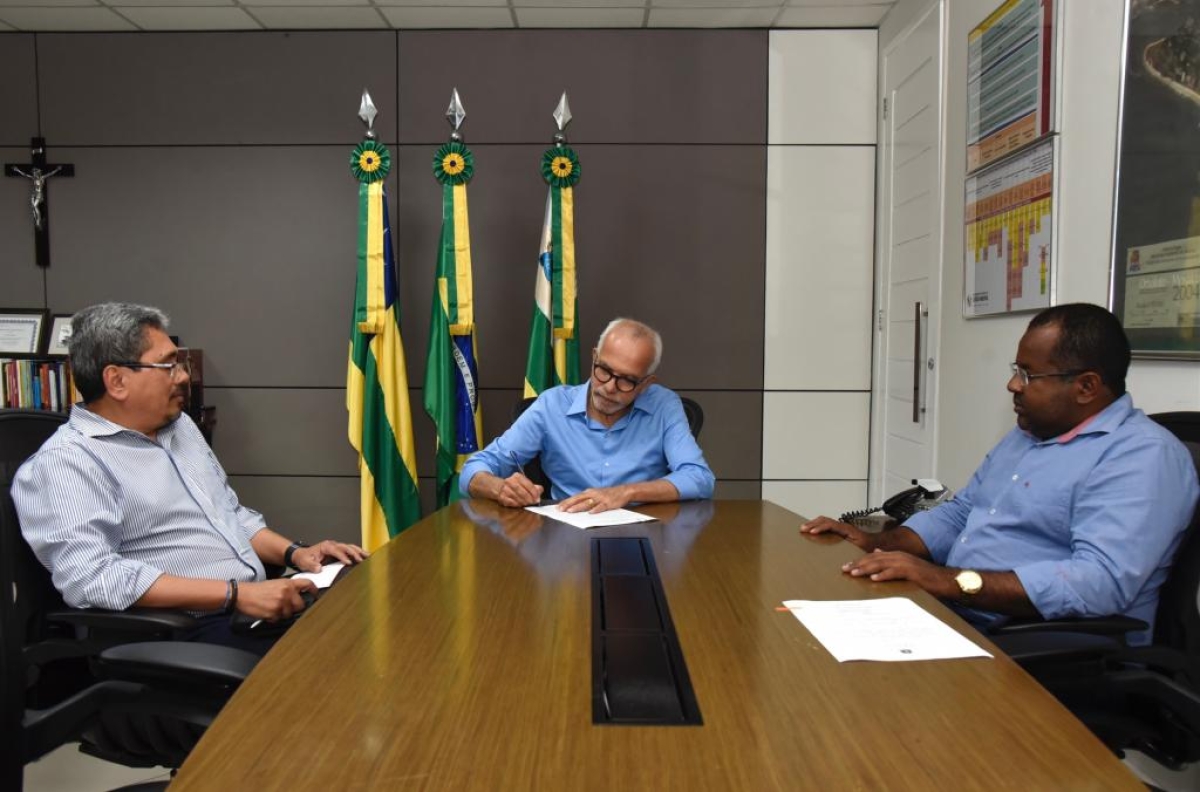 Prefeito Edvaldo Nogueira assina homologação do concurso para auditor fiscal de Aracaju (Foto: Ana Lícia Menezes/ PMA)