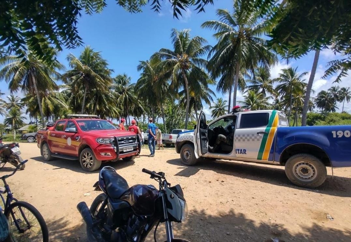 �?rgãos ambientais e de segurança realizam operação para apurar encalhamento de embarcação no litoral norte de Sergipe (Foto: Divulgação)