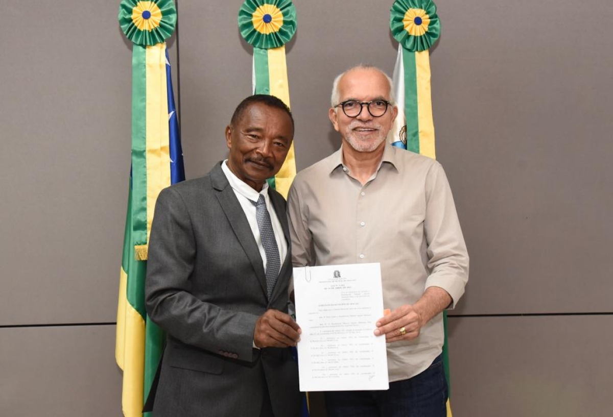 Prefeito de Aracaju sanciona lei que cria residencial Manoel Aguiar Menezes Neto (Foto: Ana Lícia Menezes/ PMA)