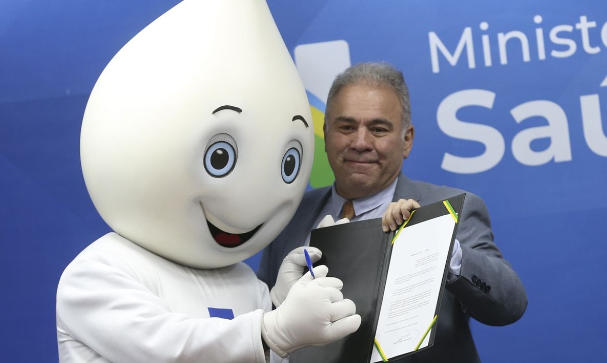 O ministro da Saúde, Marcelo Queiroga, assina portaria que estabelece o fim da Emergência em Saúde Pública de importância Nacional (Espin), durante cerimônia no Ministério da Saúde (Foto: Antonio Cruz/ Agência Brasil)