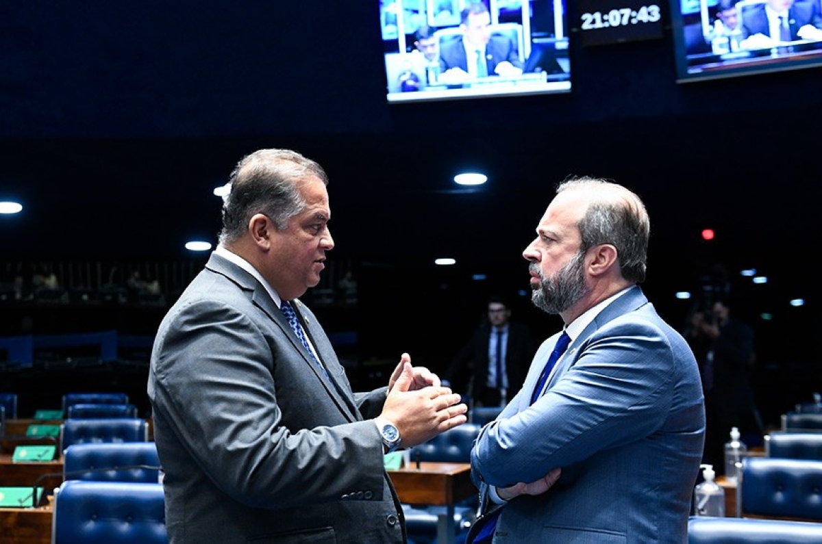 Eduardo Gomes, autor do projeto, e o relator, Alexandre Silveira - Foto: Roque de Sá | Agência Senado