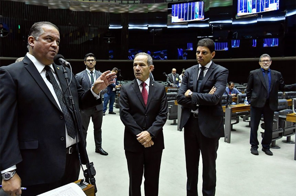 O líder do governo no Congresso, senador Eduardo Gomes (PL-TO), designou para relator o deputado Cláudio Cajado (PP-BA) (de braços cruzados) - Foto: 
Waldemir Barreto | Agência Senado