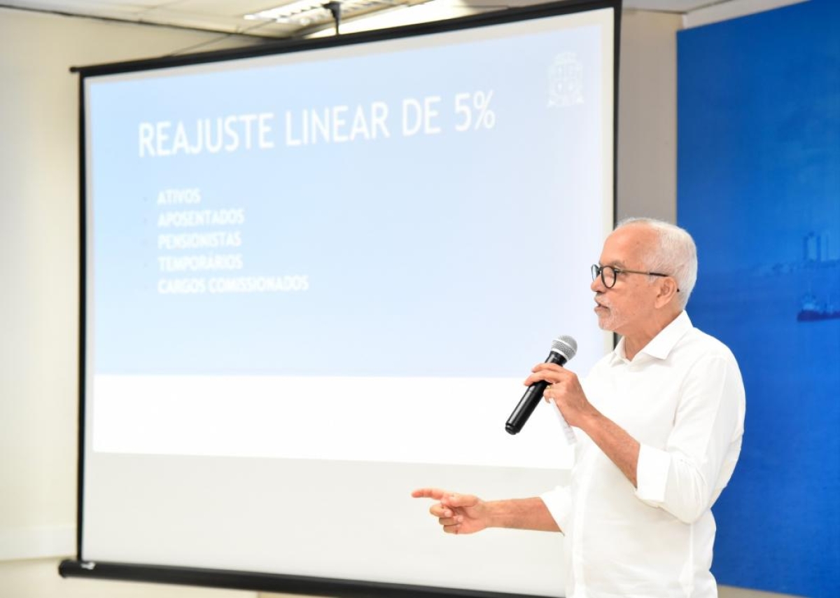 Prefeito Edvaldo Nogueira anuncia reajuste de 5% para todos os servidores e cria gratificação de até R$ 4 mil para professores - Foto: Ana Lícia Menezes | Prefeitura de Aracaju