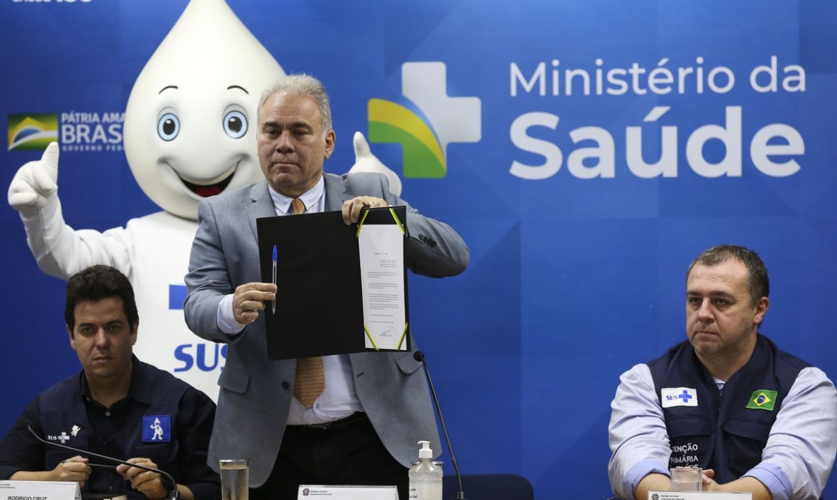 O ministro da Saúde, Marcelo Queiroga, assina portaria que estabelece o fim da Emergência em Saúde Pública de importância Nacional (Espin), durante cerimônia no Ministério da Saúde - Foto: Antonio Cruz | Agência Brasil
