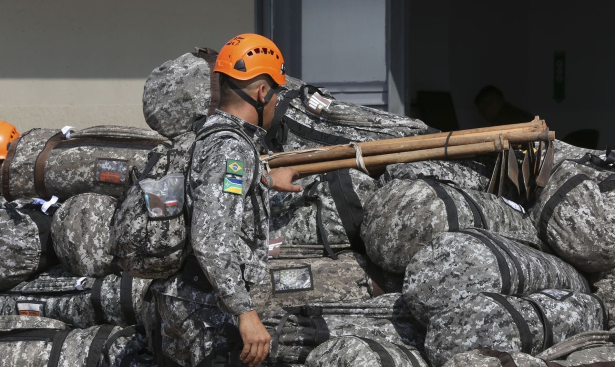 Equipes da Força Nacional, que ajudarão no combate ao incêndio na Amazônia, embarcam na Base Aérea de Brasília - Foto: Antonio Cruz | Agência Brasil