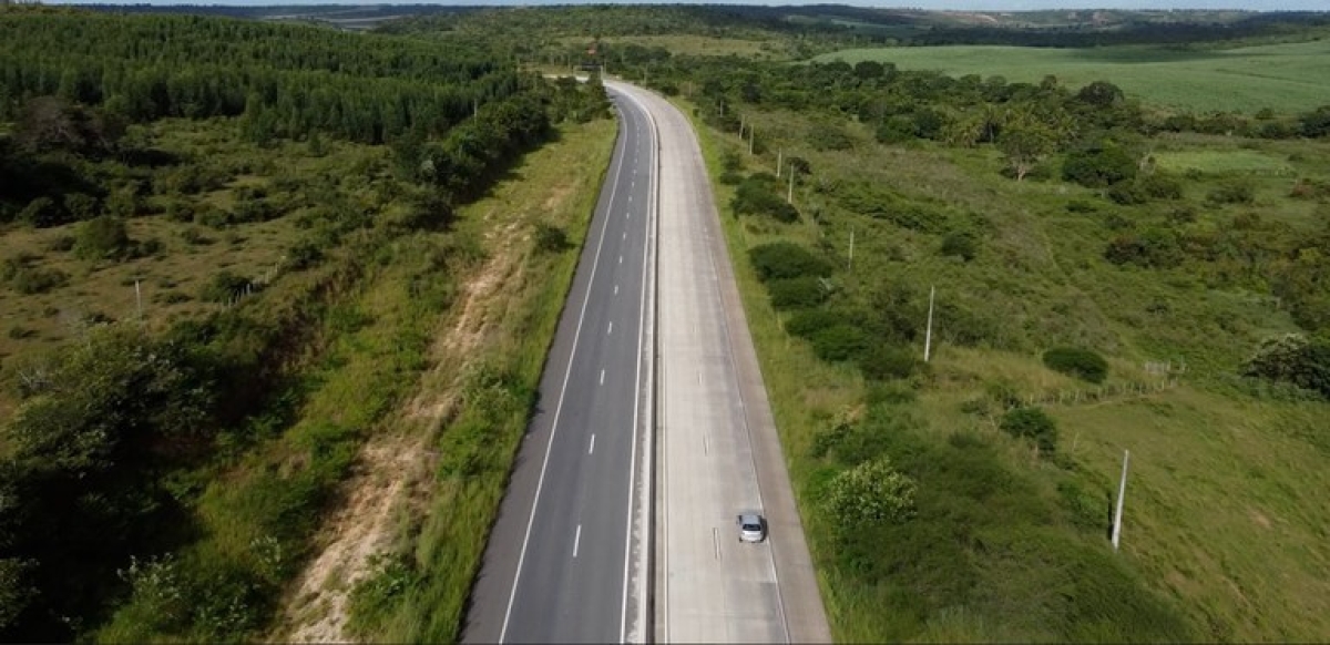 Presidente Jair Bolsonaro participou da entrega da obra, que inclui conclusão de acessos à ponte sobre o Rio São Francisco, na divisa entre Sergipe e Alagoas - Foto: DNIT