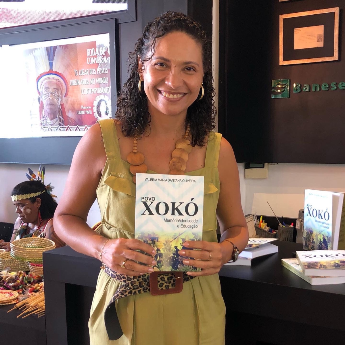  Valéria Oliveira com seu livro "Povo Xokó: memória/identidade e educação" - Foto: Asscom Unit
