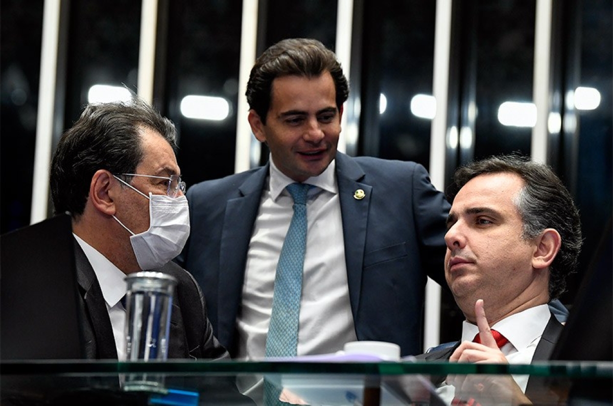 Para o autor do PL, senador Fabio Garcia (ao centro), é uma justiça que se faz ao consumidor que pagou tributos a mais indevidamente. Proposta tem a concordância do relator, Eduardo Braga (à esq.) - Foto: Roque de Sá | Agência Senado